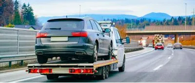 Auto wird mit einem Hänger abgeholt